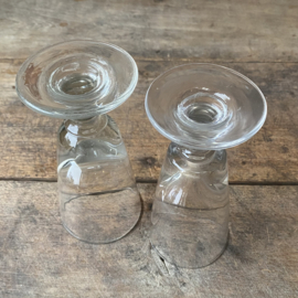 OV20111055 Twee antieke Franse wijnglazen van mond geblazen glas ieder uniek in zijn uitstraling...in prachtige staat! Afmeting:  15 cm hoog /  7 cm doorsnede.
