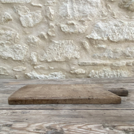OV20111111 Old French wooden cutting board in beautiful slightly grayed condition! Size: 40 cm long (to the handle) / 49 cm (up to the handle) / 20 cm wide / 3 cm thick