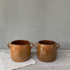 AW20110949  Two French rustic cooking pots in beautiful condition! Size: 10 cm. high / 10 cm. cross section (up to the ears) Mentioned price is per piece.