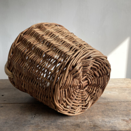 BU20110154 Old French harvest basket made of woven reed in beautiful condition! Size: 30.5 cm high (to handle) / 36 cm cross section.