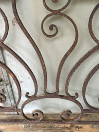 OV20110536 Sierlijk antiek Frans balkon ornament van gietijzer in prachtige staat! Afmeting: 102 cm. breed / 69,5 cm. hoog. Ophalen of verzenden via koerier mogelijk (kosten op aanvraag)