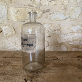 OV20111073 Oude Franse mondgeblazen apothekers fles met authentiek prachtig verweerd label - Elixir Parégorique - in mooie staat! Afmeting: 23,5 cm hoog / 9,5 cm doorsnede.