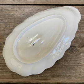 AW20111308 Old French porcelain serving dish stamped - Limoges France in beautiful condition! Size: 21.5 cm long / 12 cm cross section / +/- 3.5 cm high