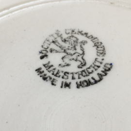 AW20110850 Old milk jug stamp - Societé Céramique Maestricht - period: 1900-1957. Is missing a minimal splinter at the spout (see photo 8), otherwise in beautiful condition! Size: 15 cm. high / 10 cm. cross section.