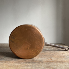 OV20110994 Antique French heavy copper saucepan with hand-forged handle and rivets in beautiful untouched condition. Marked: 26 Size: 15 cm high / 26 cm cross section