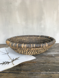 OV20110684 Old French olive harvesting basket made of woven reed in beautiful gray tone and condition! Size: 45.5 cm. cross section / 13 cm. high.