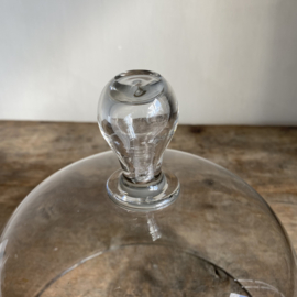 OV20110992 Antieke Frans stolp  van mond geblazen glas in perfecte staat! Afmeting: 20,5 cm hoog (t/m de greep) /  19,5 cm doorsnede
