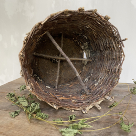 BU20110115 Antique French beehive of willow and loam in beautifully weathered condition! Size: 60 cm. high (up to the wooden handle) / 40 cm. cross section. Pick up in store only!