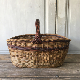 OV20110595 Hand-woven Danish willow basket in beautiful condition! Size: 42 cm. long / 20 cm. high / 27.5 cm. cross section