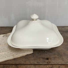 AW20110985 Old Dutch serving dish with matching lid blind mark - P.Regout Maastricht - in beautiful condition! Size: 28 cm. long / 26 cm. deep / 5.5 cm. high (to lid)