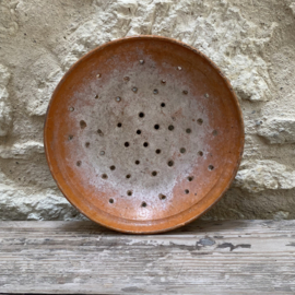 AW20111299 Old French original cheese draining sieve in beautiful weathered condition, also lovely for so much more...like tomatoes.. Size: 24 cm cross section / 6 cm high