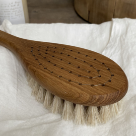 IH001 Bath brush with handle with oil treated oak and horsehair.