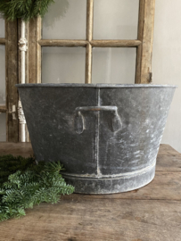 BU20110121 Old French zinc basin..maybe now perfect for your Christmas tree? Waterproof and in beautiful weathered condition! Size +/- 51 cm. cross section / 29.5 cm. high Only pick up in store.
