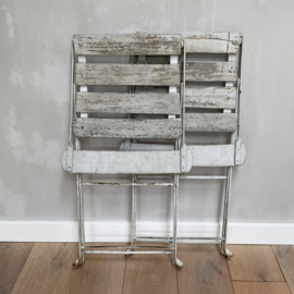 OV20110866 Set van 2 oude Franse opklapbare ijzeren terrasstoeltjes met originele sleetse off-white kleur houten latten zitting en rugleuning en...in mooie bruikbare staat! Afmeting: 42,5 cm. hoog (tot de zitting) / 36 cm. breed. Alleen ophalen in winkel.