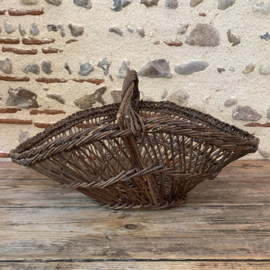 BU20110173 Oude Franse oogstmand op traditionele wijze gevlochten van wilgenteen in mooie licht vergrijsde staat! Afmeting: 51,5 cm lang / 34,5 cm breed / 20,5 cm hoog (tot het hengsel)