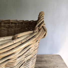 OV20110617 Old French vineyard basket in beautiful condition! / Size: 66.5 cm. long / 37.5 cm. high / 52 cm. wide. Pick up preferred.