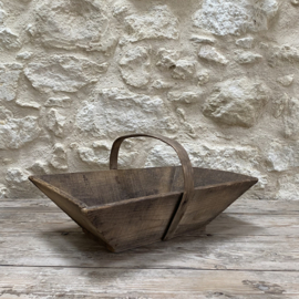 BU20110204 Old French traditional wooden grape harvest basket in beautiful, lightly greyed condition! Size: 50 cm long / 14.5 cm high (to handle) / 23 cm high (including handle) / 32 cm cross section