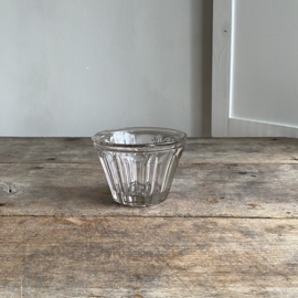 OV20110986 Antieke Franse Portieux confiture pot van mond geblazen glas inhoud: 250 gram. Mist op rand onderop een chip (zie foto) alleen zichtbaar bij optillen, verder in prachtige staat! Afmeting: 7,5 cm hoog /  10 cm doorsnede