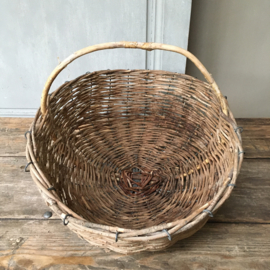 OV20110640 Rustic old French willow wicker basket on iron frame. From the island of Île de Ré in beautiful condition! Size: 17 cm. high (up to handle) / 48 cm.