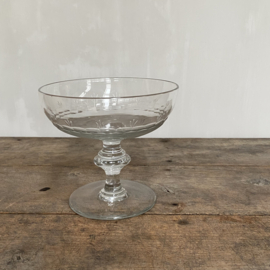 OV20110884 Large old French crystal serving dish on foot in beautiful condition! Size: 18.5 cm high / 20 cm cross section.