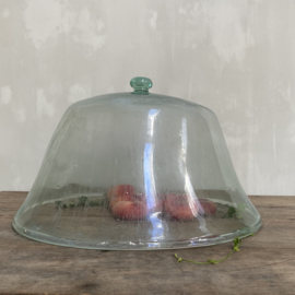 BU20110101 Grote antieke Zuid-Franse moestuin cloche van mond geblazen glas en nog intacte greep periode: 19de eeuw in prachtige staat! Afmeting: 50,5 cm. doorsnede / 30 cm. hoog. Alleen ophalen, verzenden niet mogelijk!