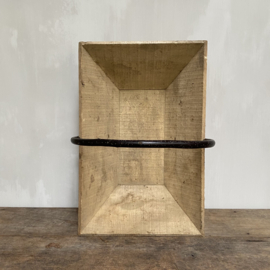 OV20110791 Grote oude houten Franse plukmand in prachtige staat! Afmeting:  50 cm. lang / 15 cm. hoog /  33 cm. breed.
