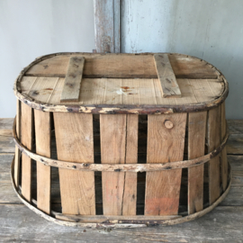 OV20110591 Original old French grape harvest basket in beautiful condition! Dimensions: 62 cm. long / 29.5 cm. high / 44 cm. cross section.