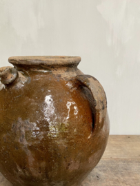 AW20110934 Large antique southern French 18th century walnut oil jug from the Périgord region in beautiful earthy colours. In beautiful weathered condition! Size: 33 cm. high / +/- 33 cm. cross section (up to the handles). Pickup at shop only.