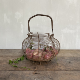 AW20110851 Old French Fil de Fer egg basket but.... also perfect for your shallots and garlic. In weathered, but beautiful condition! Size: +/- 18 cm. high (up to the handle) / +/- 21 cm. cross section across the "belly".