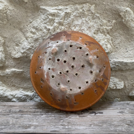 AW20111299 Old French original cheese draining sieve in beautiful weathered condition, also lovely for so much more...like tomatoes.. Size: 24 cm cross section / 6 cm high