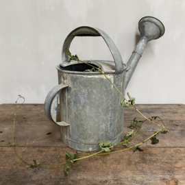 BU20110122 Old French zinc watering can in beautifully weathered condition, content: 22 litres, waterproof! Size: +/- 35 cm. high (up to handle) Only pick up in store!