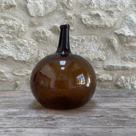 OV20111095 Antique French mouth-blown glass liqueur bottle in beautiful condition! Size: 31.5 cm high / +/- 24 cm cross section (measured across the "belly")