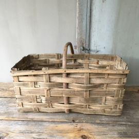 OV20110540 Old French harvest basket in beautiful condition! Dimensions: 50.5 cm. long / 23.5 cm. high / 24 cm. wide.