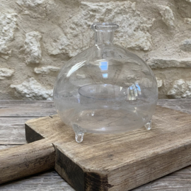 OV20111076 Antieke Franse vliegenvanger van mond geblazen glas. Het glas is wat verweerd door de tijd, maar  verder in perfecte staat! Periode: 19de eeuw. Afmeting:  17 cm hoog /  16 cm doorsnede (over de buik gemeten)