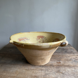 AW20111199 Antieke Franse Grésalle in zacht geel, binnenzijde prachtig verweerd...periode: 19de eeuw. In prachtige staat! Afmeting:  56 cm doorsnede (incl grepen) / 24 cm hoog
