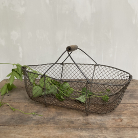 BU20110103 Old French wire oyster basket with wooden handle. Has a small break on the edge (see photo 9), otherwise in beautiful condition! Size: 16 cm. high / 54 cm. long / 31 cm. cross section