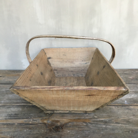 OV20110669 Old French wooden picking basket in beautiful condition! Size: 13 cm. high (up to handle) / 49.5 cm. long / 31 cm. wide.