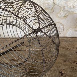 OV20111072 Old French File de Ferre egg basket, but... also nice for your shallots or garlic. In good condition, see photos for details. Size 16 cm high (to the handle) / 15 cm diameter (top) / 20 cm diameter (across the "belly").