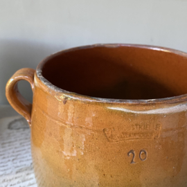 AW20110951 Two old French rustic cooking pots in beautiful condition! Size: 12.5 cm. high / 13 cm. cross section (up to the ears) Mentioned price is per piece.