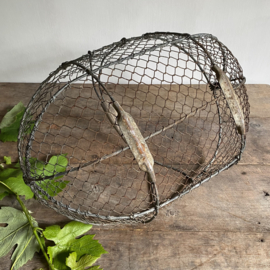 BU20110135 Old French iron wire harvest basket, beautifully weathered by the influence of the sea and southern French sun...In beautiful condition! Size: 51 cm long / 36.5 cm cross section / 17.5 cm high (to handle)