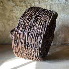 BU20110188 Old French rustic fruit harvest basket made of woven wicker in beautiful condition! Size: 18.5 cm high (to handle) / 32 cm high (including handle) / 41 cm cross section.