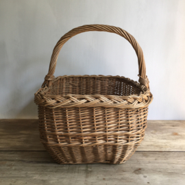 OV20110607 Old French wicker basket, hand woven and in beautiful condition! Size: 39 cm. long / 19.5 cm. high / 30 cm. wide.