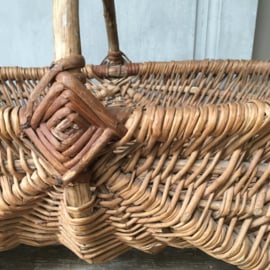 OV20110650 Old French willow wicker picking basket in beautiful condition! Size: 55 cm. long / 18 cm. high (up to handle) / 34 cm. cross section
