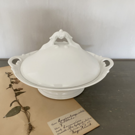 AW20110404 Old French serving dish with lid and beautiful details. Blind mark - 10 - in perfect condition! Size: +/- 17 cm. high (up to handle) / 30 cm. intersection.