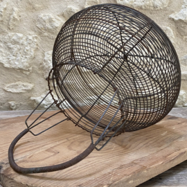 OV20111061 Large old French Fil de Fer egg basket...also nice for your shallots or garlic in beautiful condition! Size: 21 cm high (to handle) / +/- 25 cm cross section (measured over the belly)
