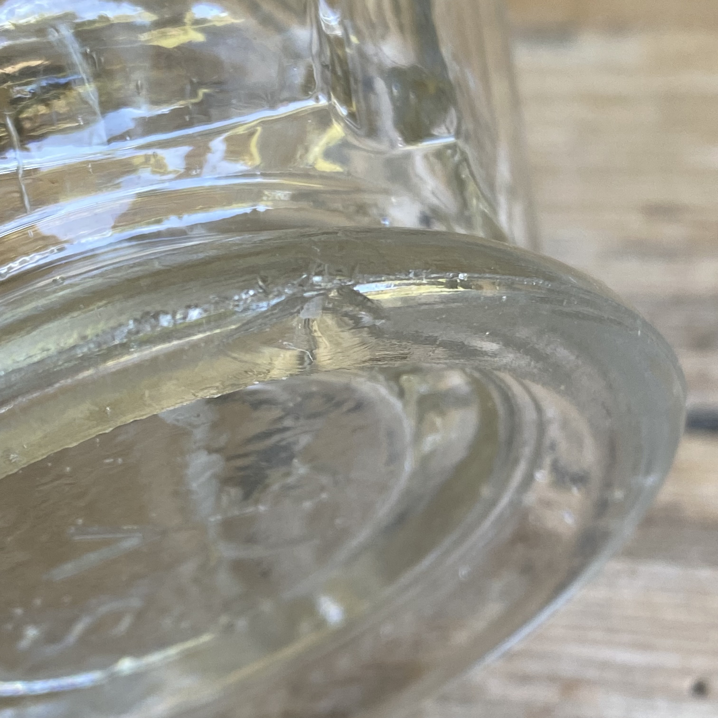 OV20111065 Antique French confiture jar on foot of mouth-blown glass, missing a minimal chip on the rim at the bottom (see photos for details), otherwise in beautiful condition! Size: 9 cm high / 11.5 cm cross section