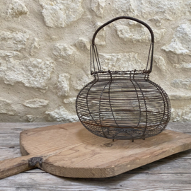 OV20111061 Large old French Fil de Fer egg basket...also nice for your shallots or garlic in beautiful condition! Size: 21 cm high (to handle) / +/- 25 cm cross section (measured over the belly)