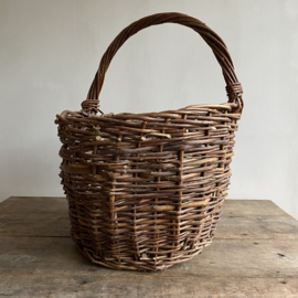 BU20110171 Oude Franse rustieke oogstmand van gevlochten wilgenteen in prachtige staat! Afmeting: 32 cm hoog (tot hengsel) / 51 cm hoog (t/m hengsel) /  +/- 41 cm doorsnede
