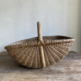 BU20110169 Oude Franse oogstmand van origine gebruikt voor het plukken van paddestoelen in prachtige staat! Afmeting: 51 cm lang / 22 cm hoog (tot hengsel) / 33 cm hoog (inclusief hengsel) / 38 cm breed.