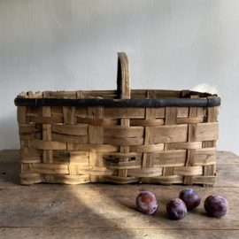 BU20110143 Old French harvest basket made of woven chestnut in beautiful condition! Size: 54 cm long / 34 cm high (up to and including handle) / 32.5 cm cross section